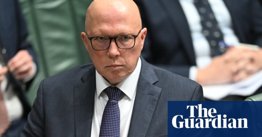 Lebih banyak warga Australia yang setuju dengan penangguhan visa Dutton untuk warga Gaza daripada yang menentangnya, menurut jajak pendapat Guardian Essential | Jajak pendapat Essential