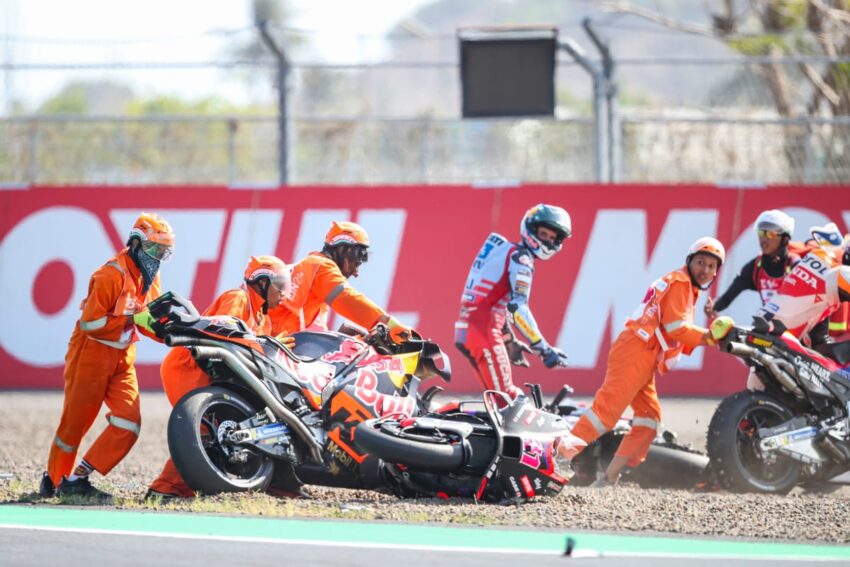 Apakah penumpukan besar-besaran di MotoGP pantas mendapat penalti? Pandangan pengendara - dan pandangan kami