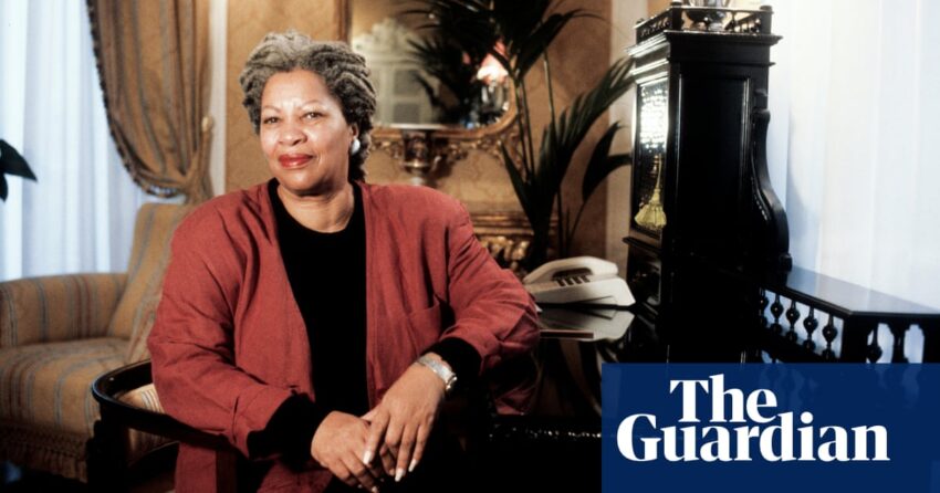 Bagaimana karakter Toni Morrison memodelkan kewanitaan dan kurungan dalam pakaian mereka | Toni Morrison