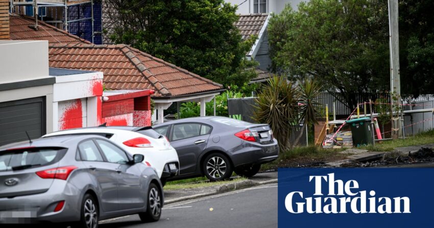 Tokoh Yahudi terkemuka mengatakan 'kejahatan sedang terjadi' setelah bekas rumahnya dirusak dan mobil dibakar dalam serangan antisemit di Sydney | Sidney