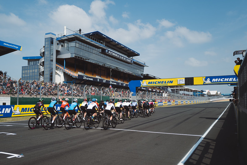 Tour de MotoGP, pengendara MotoGP dan anggota tim bersepeda di sepanjang depan lurus di Le Mans