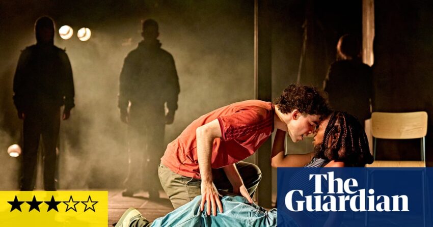 Noughts & Crosses Review - Eksperimen pemikiran Malorie Blackman menghadapi penonton lagi | Teater