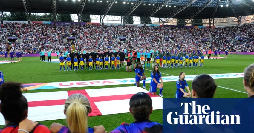 Singa betina tidak mengambil lutut 'tidak benar -benar mengikuti', kata Direktur Fare - Video | Tim Sepak Bola Wanita Inggris