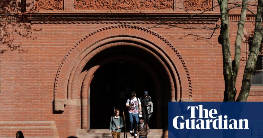 'Semua orang datang ke api': Siswa kembali ke kampus AS memar dan diubah oleh serangan Trump | Universitas AS