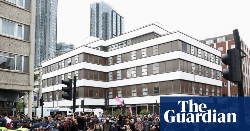 Pengunjuk rasa pro dan anti-migran berhadapan di London Hotel Housing Asylum Seargers | Protes