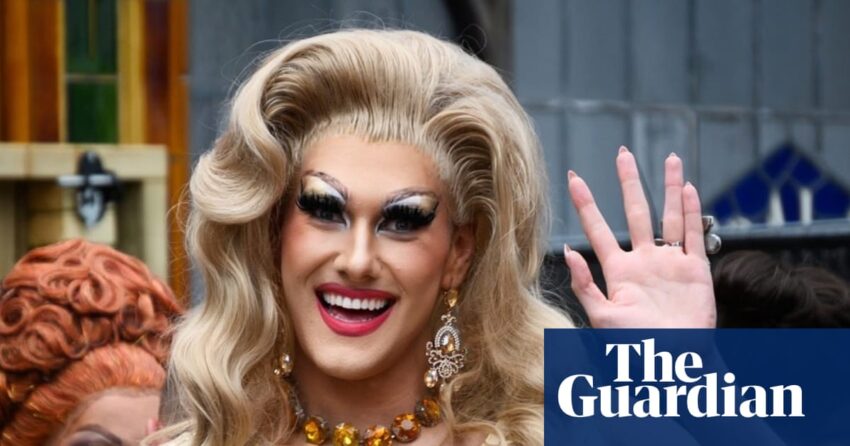 Putra Scott Quinnell Luction Welsh Rugby Fans sebagai Drag Queen Heidi Heights | Menyeret
