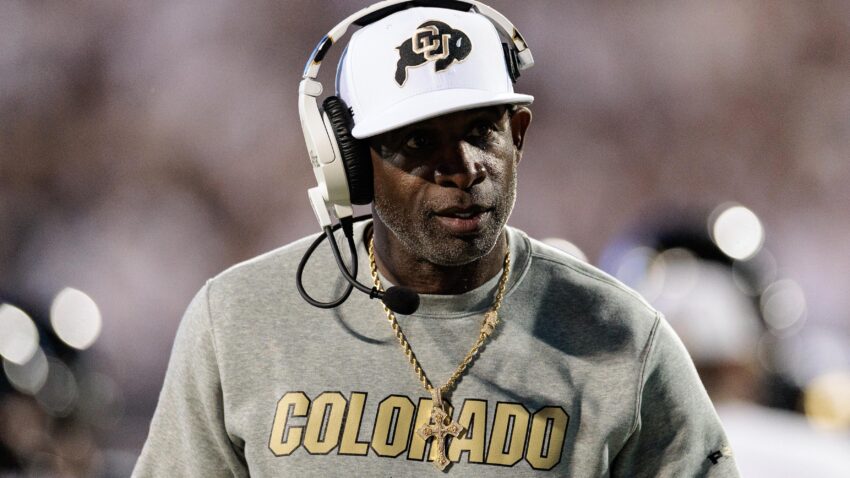 Deion Sanders dipanggil oleh penggemar CFB untuk manajemen jam yang buruk di Colorado kehilangan BYU