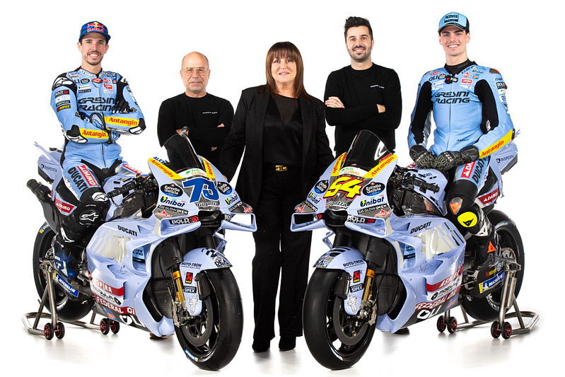 Tim MototGP 2025 Gresini Ricing dari kiri ke kanan: Alex Marquez, Carlo Merlini, Nadia Padovani, Michele Masini, Fermin Aldeguer