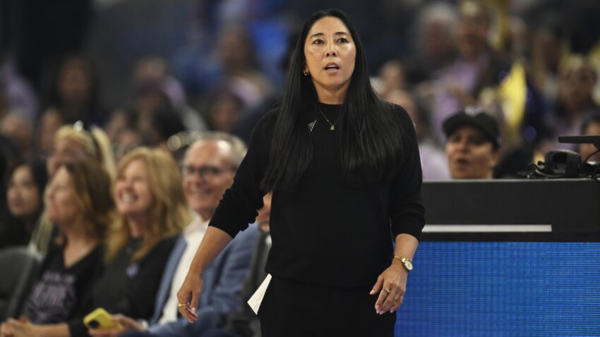 Natalie Nakase memenangkan 2025 WNBA Coach of the Year Award setelah musim pertama Valkyries