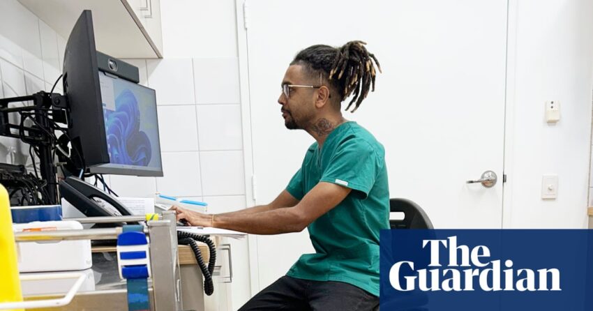 Perjalanan Stuart Yiwarr McGrath untuk menjadi perawat terdaftar YOLŋU pertama: 'Tidak ada dari kita yang berada dalam sistem kesehatan' | Australia Pribumi