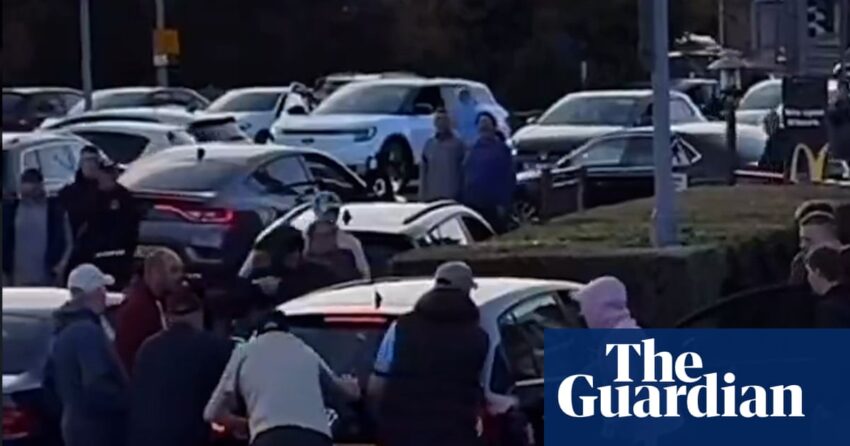 Pria menyerang dua mobil dalam kekerasan vigilante anti-migran yang jelas di Belfast | Irlandia Utara