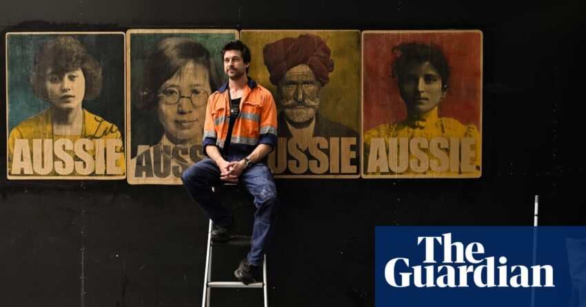 Pada pawai anti-imigrasi, Peter Drew menyebarkan poster terkenal 'Aussie' – dan menunggu | Imigrasi dan suaka Australia