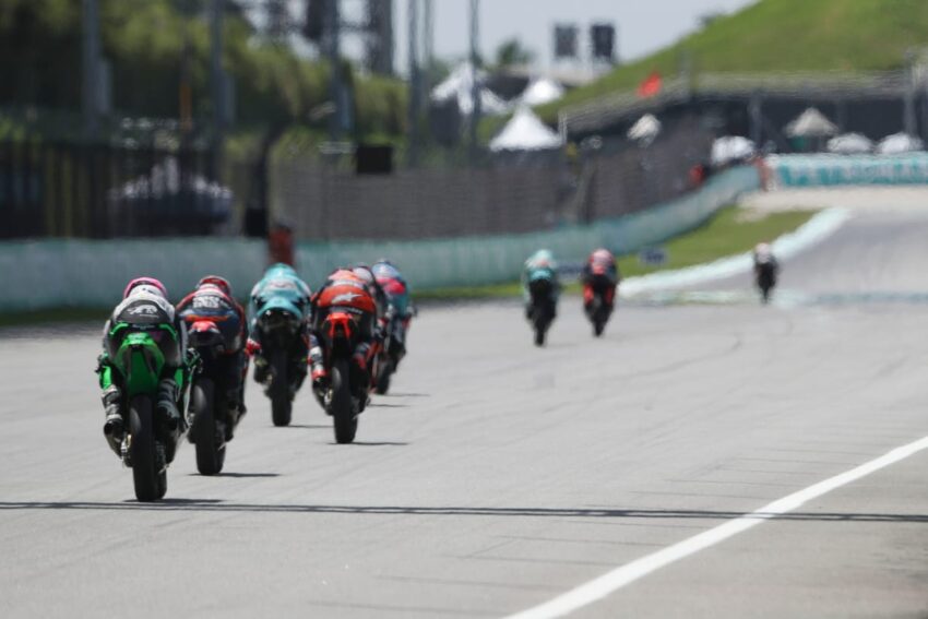 Sesi binned yang penting harus kembali setelah kecelakaan Moto3 yang mengerikan