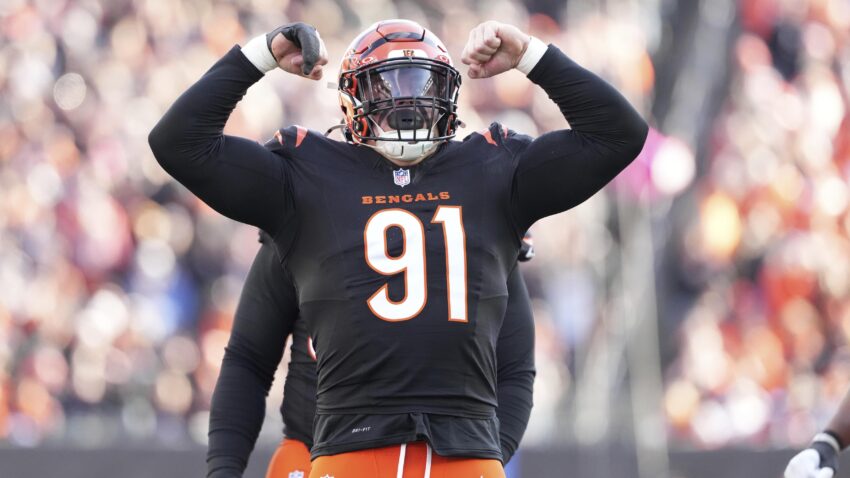 Trey Hendrickson Terkait dengan 49ers Trade oleh NFL Insider Setelah Cedera Lutut Nick Bosa